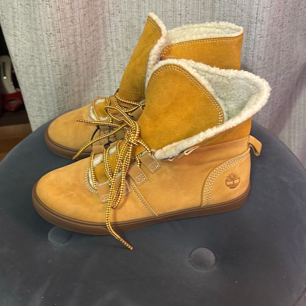 New Timberland Women’s Boots Size 6.5 Faux Fur Lined Wheat Shearling Style Lace-